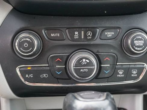 Used 2019 Jeep Cherokee Limited FWD image 12