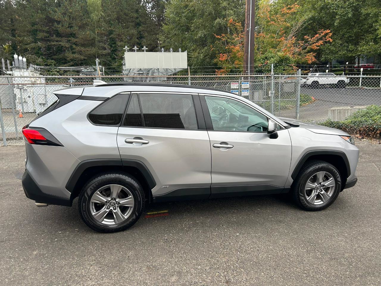 Used 2022 Toyota RAV4 LE AWD/4WD image 4