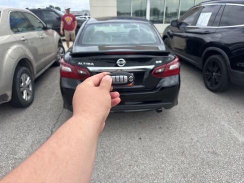 Used 2017 Nissan Altima 2.5 SR w/ Midnight Edition Package FWD image 19