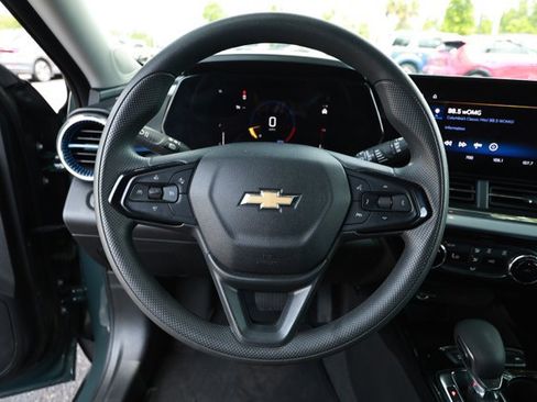 Used 2025 Chevrolet Trax LT FWD image 11