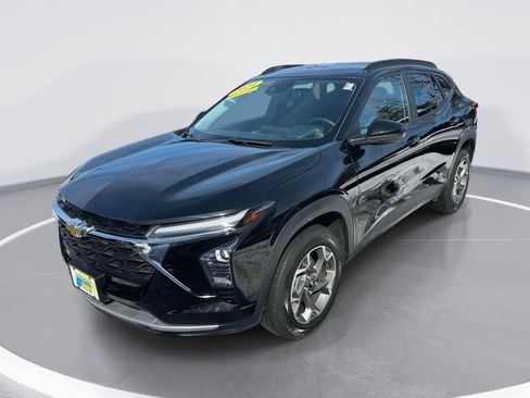 Used 2024 Chevrolet Trax LT w/ Driver Confidence Package image 3