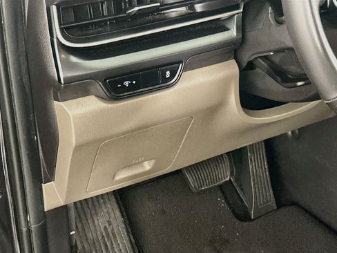 Used 2025 Kia Carnival FWD image 17