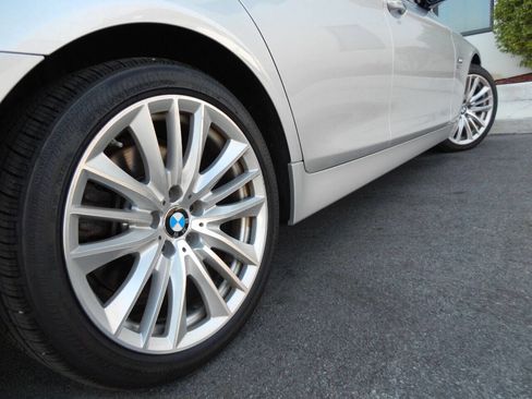 Used 2012 BMW 550i xDrive Sedan image 19