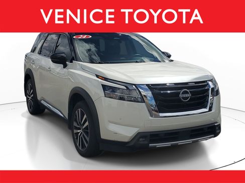 Used 2024 Nissan Pathfinder Platinum FWD image 1
