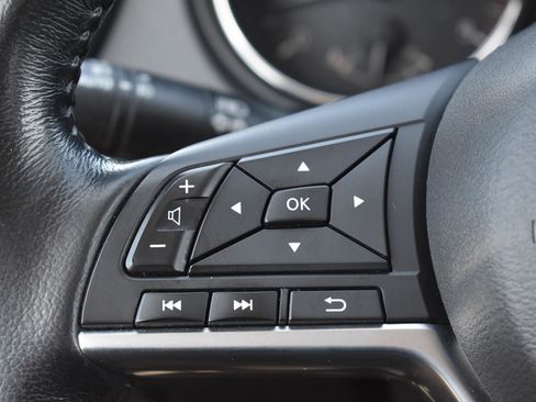 Used 2017 Nissan Rogue SV w/ SV Premium Package image 6