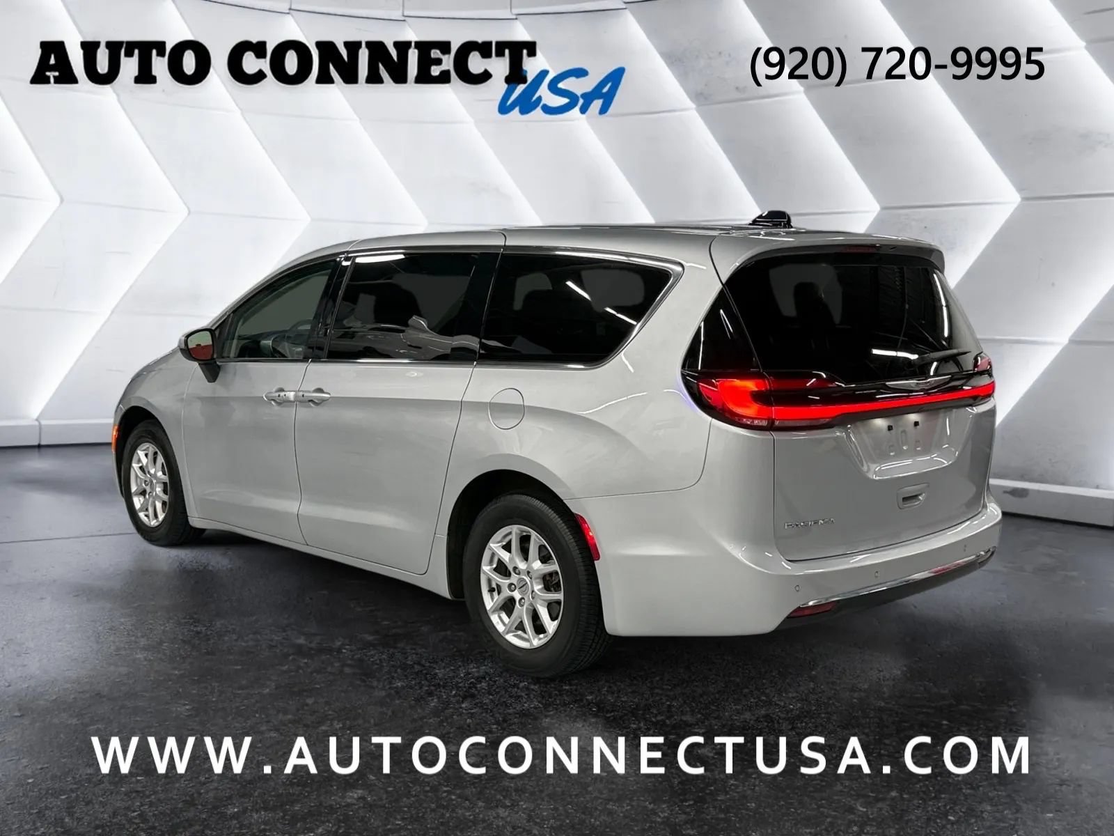 Used 2023 Chrysler Pacifica Touring-L FWD image 9