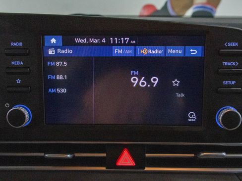 Used 2022 Hyundai Elantra SE w/ Preferred Accessory Package image 8