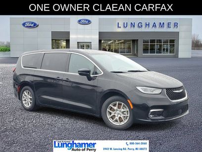 Used 2025 Chrysler Pacifica Select