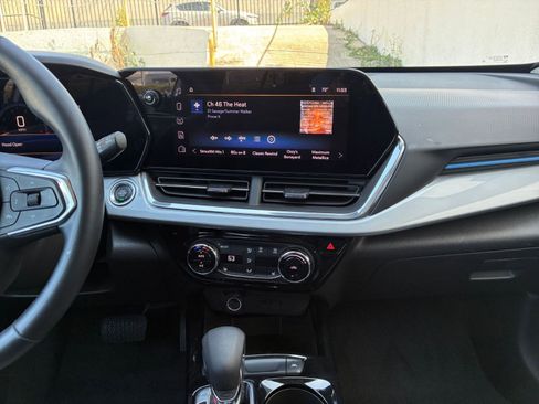 Used 2025 Chevrolet Trax LT w/ LT Convenience Package image 17