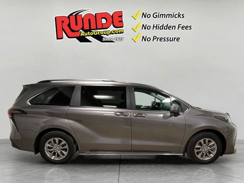 Used 2024 Toyota Sienna XLE image 5