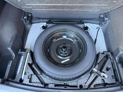 Used 2024 Volkswagen Tiguan SE image 12