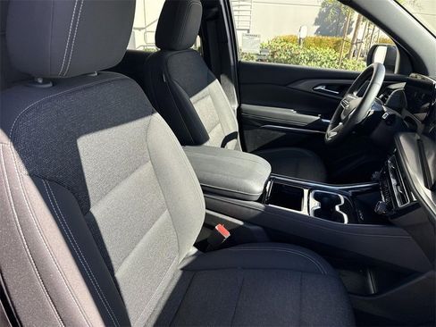 Used 2024 Chevrolet Traverse LT image 25