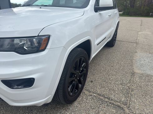 Used 2019 Jeep Grand Cherokee Altitude AWD/4WD image 4