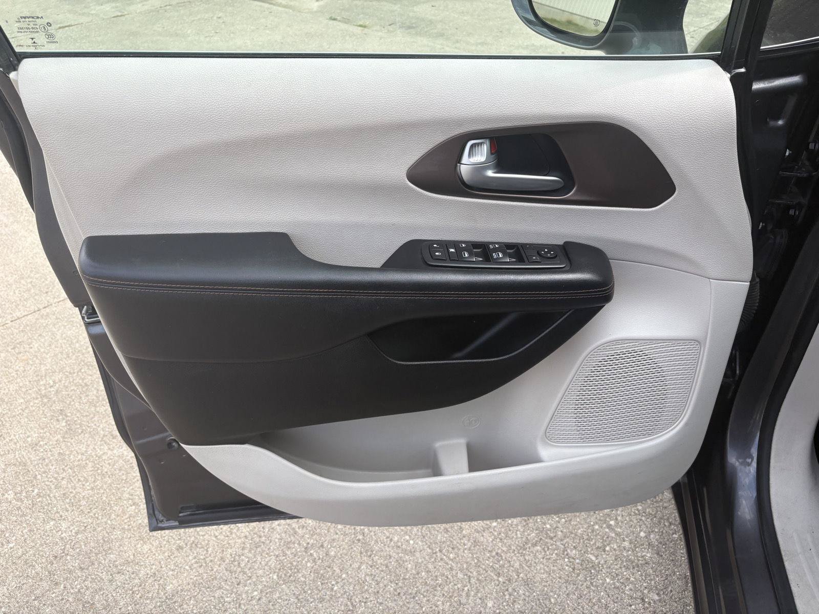 Used 2018 Chrysler Pacifica Touring-L w/ Tire & Wheel Group FWD image 3