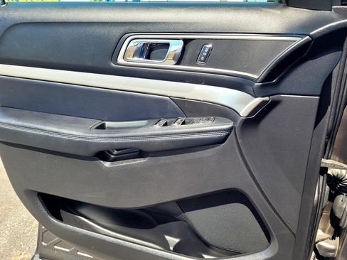 Used 2017 Ford Explorer XLT w/ Equipment Group 202A AWD/4WD image 15