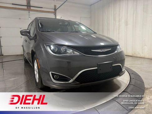 Used 2018 Chrysler Pacifica Touring-L FWD image 1