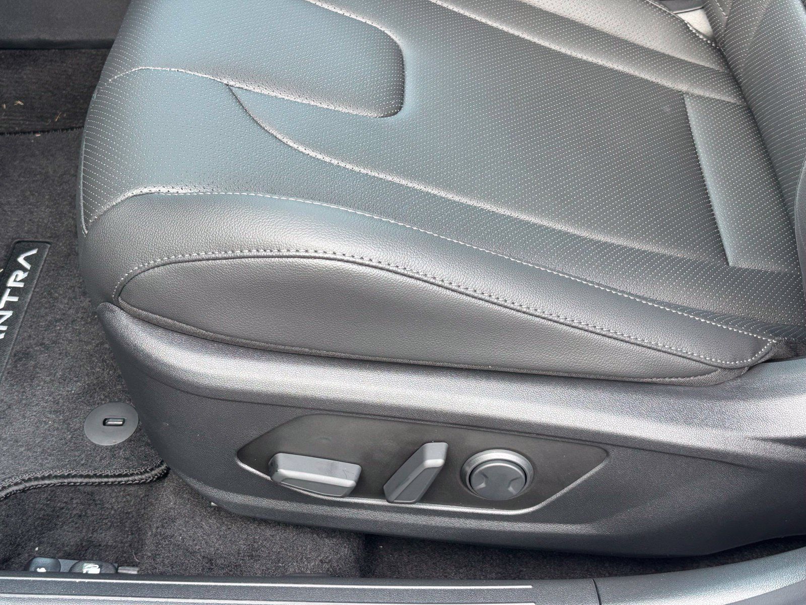 New 2026 Hyundai Elantra Limited FWD image 17