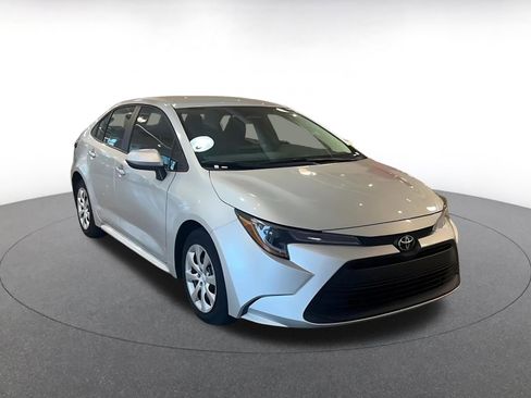Used 2025 Toyota Corolla LE image 3