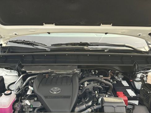 Used 2023 Toyota Highlander XLE AWD/4WD image 11
