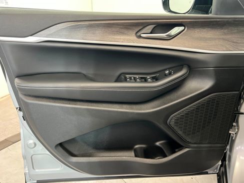 New 2026 Jeep Grand Cherokee Altitude image 14