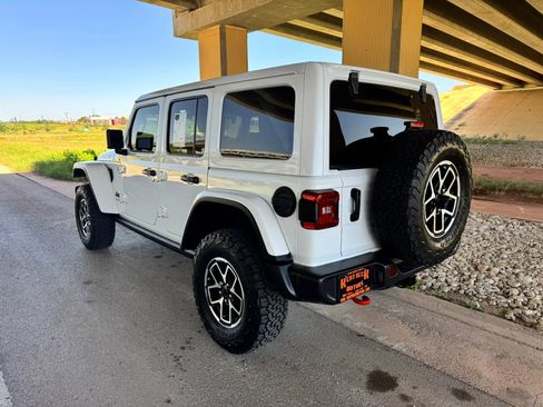 Used 2025 Jeep Wrangler Unlimited Rubicon w/ Convenience Group AWD/4WD image 5