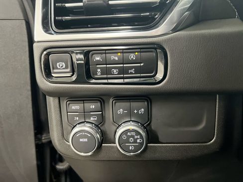 Used 2025 GMC Yukon XL Denali AWD/4WD image 19