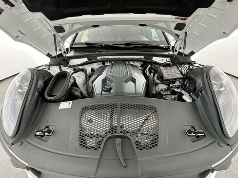 Certified 2024 Porsche Macan AWD/4WD image 33