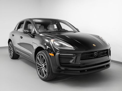 Used 2025 Porsche Macan image 10
