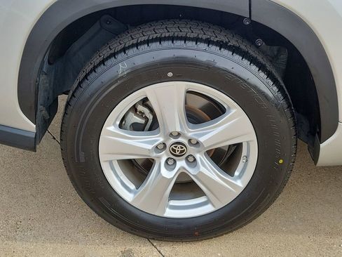 Used 2024 Toyota Highlander LE image 31