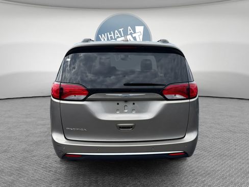 Used 2017 Chrysler Pacifica Touring-L FWD image 5