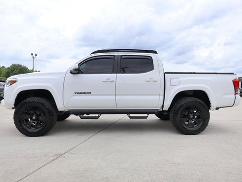 Used 2017 Toyota Tacoma TRD Sport w/ Premium & Technology Package AWD/4WD image 3