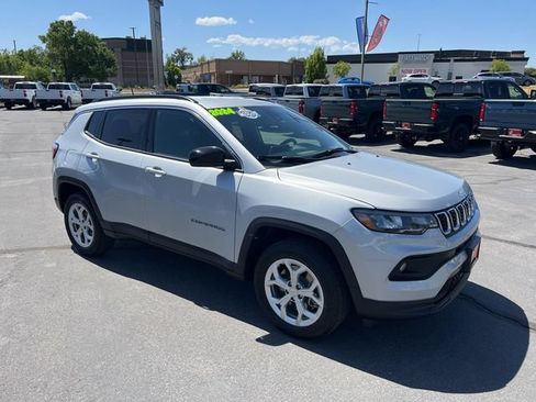Used 2024 Jeep Compass Latitude AWD/4WD image 6