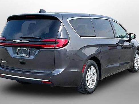 Used 2023 Chrysler Pacifica Touring-L FWD image 13