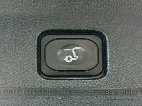 Used 2018 Ford Explorer XLT w/ Equipment Group 202A AWD/4WD image 32