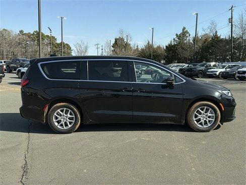 Used 2024 Chrysler Pacifica Touring-L image 6