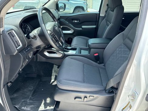 Used 2025 Nissan Frontier SV RWD image 11