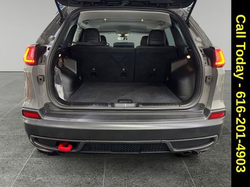 Used 2022 Jeep Cherokee Trailhawk image 13