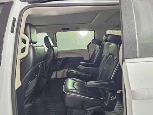 Used 2021 Chrysler Pacifica Limited image 20