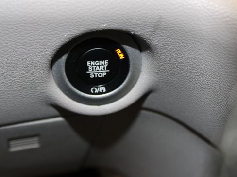 Used 2024 Chrysler Pacifica Touring-L image 24