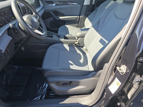 New 2026 Volkswagen Tiguan SE FWD image 19