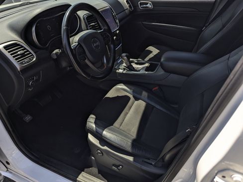 Used 2020 Jeep Grand Cherokee Altitude RWD image 9
