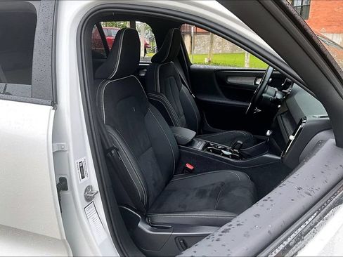 Certified 2025 Volvo XC40 B5 Plus AWD/4WD image 10