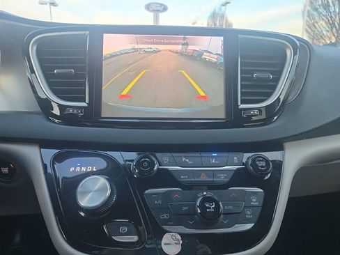 Used 2023 Chrysler Pacifica Touring-L image 13