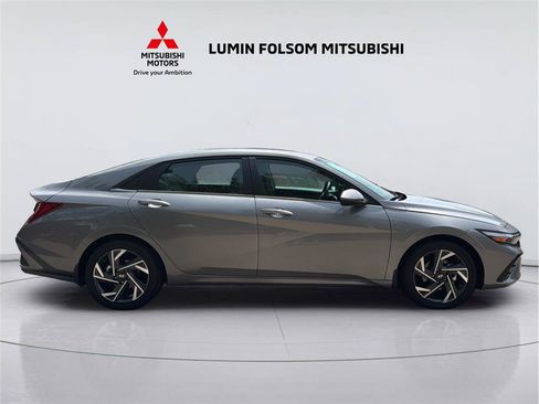 Used 2025 Hyundai Elantra Limited FWD image 6