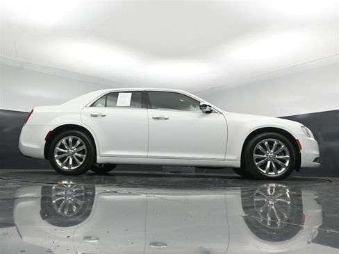Used 2017 Chrysler 300 C w/ Safetytec Plus Group AWD/4WD image 29