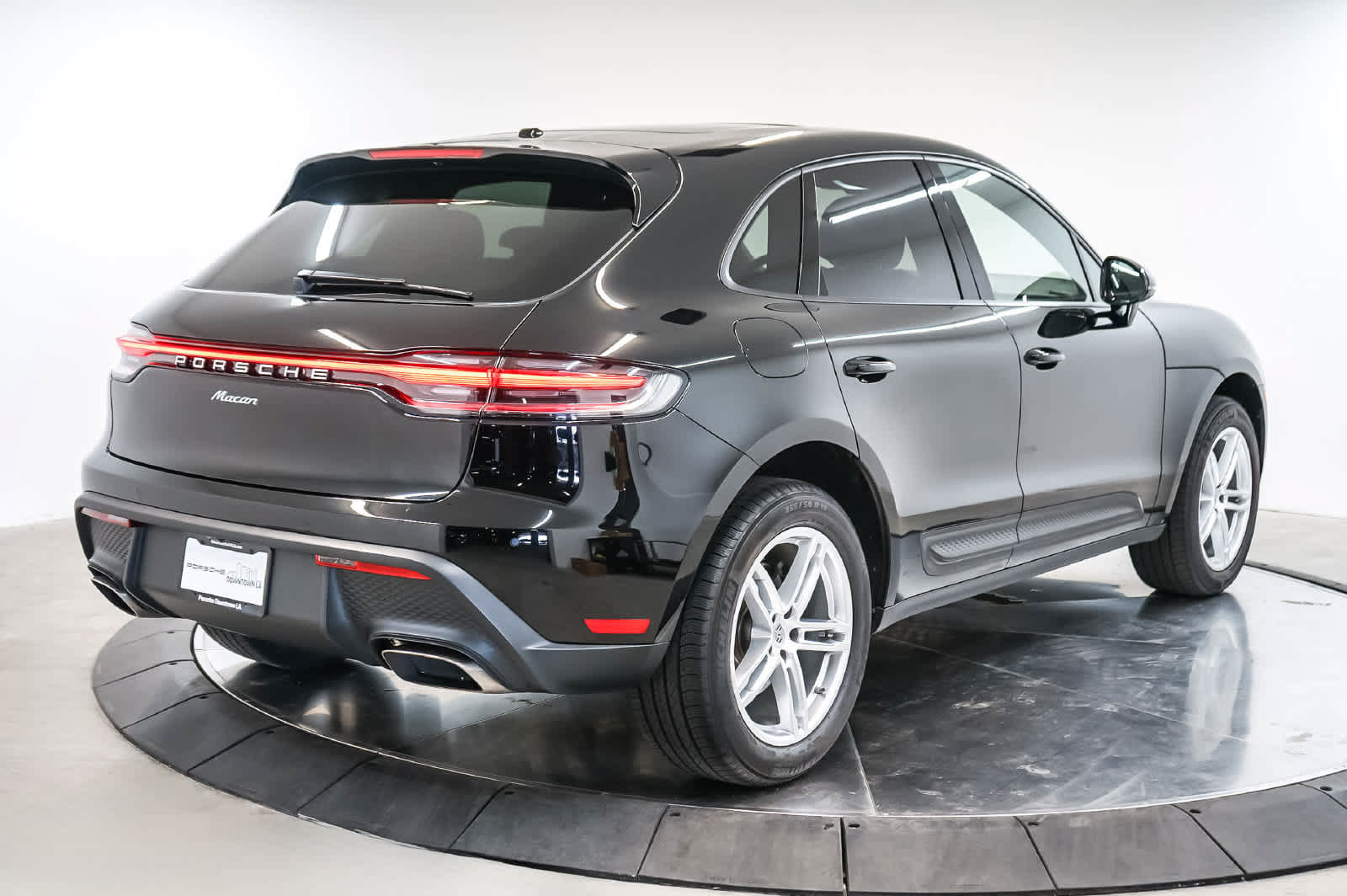 Certified 2026 Porsche Macan AWD/4WD image 9
