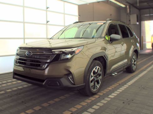 Certified 2025 Subaru Forester Premium AWD/4WD image 2