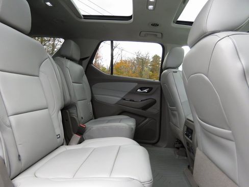 Used 2019 Chevrolet Traverse LT w/ LT Premium Package image 17