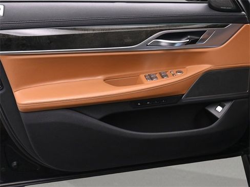 Used 2020 BMW 750i xDrive 750i xDrive w/ M Sport Package image 9