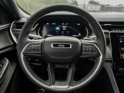 Used 2023 Jeep Grand Cherokee Altitude image 21